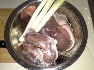 【平淡的幸福】羊肉大葱馅饺子的做法步骤：1