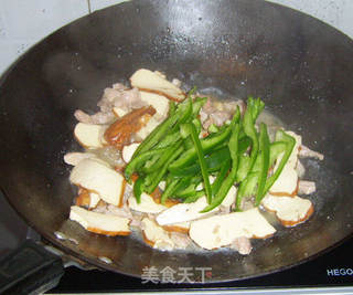 茶干青椒炒肉丝的做法步骤：9