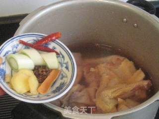 草鸡芋头砂锅煲的做法步骤:4