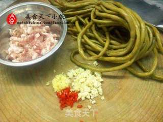 酸豆角炒肉末的做法步骤：1