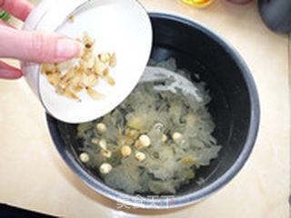 银耳莲子羹的做法步骤:3