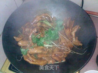 廉江美食·沙姜焖鸭掌鸭翅的做法步骤:8