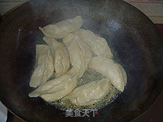 简单的步骤造就好吃的美食——【家庭自制】猪肉大葱馅锅贴的做法步骤：16