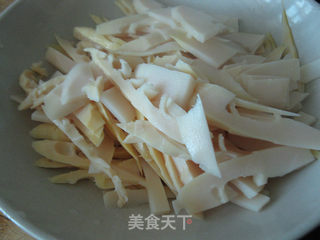 春笋木耳腐竹丝的做法步骤:2