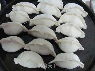 鲜肉小葱锅贴的做法步骤:9