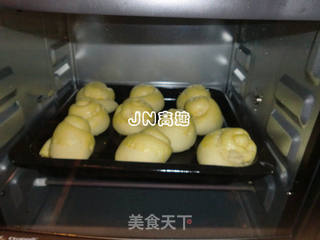 牛奶蜂蜜小面包的做法步骤:11
