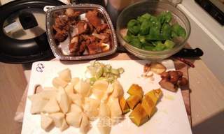 东北排骨炖豆角炖土豆的做法步骤:2