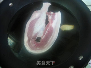 蒜苔回锅肉的做法步骤：1