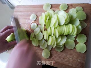 爽脆酱莴苣的做法步骤：1