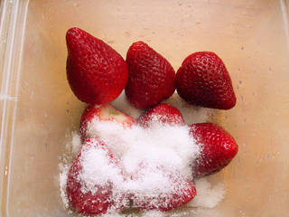 超简单的草莓果泥(strawberry puree)的做法步骤:2