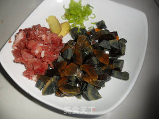 皮蛋瘦肉粥的做法步骤：1