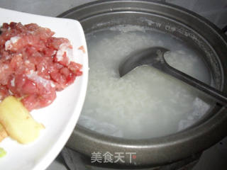 皮蛋瘦肉粥的做法步骤：2