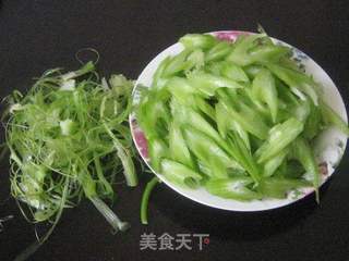 西芹炒虾仁的做法步骤:3