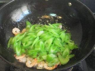 西芹炒虾仁的做法步骤:6