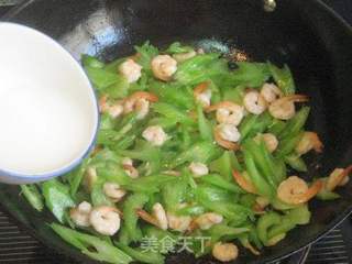 西芹炒虾仁的做法步骤:7