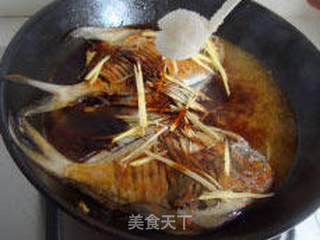 不用水一样可以做出美味的鱼---原味焖鲳鱼的做法步骤:9