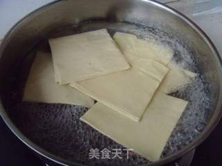 香椿苗豆卷的做法步骤:3
