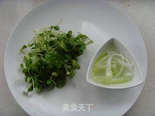 香椿苗豆卷的做法步骤:2
