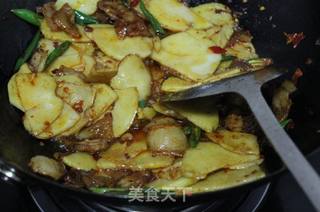 [花花菜]—土豆回锅肉的做法步骤：5
