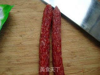 用一碗剩饭可以炒出舌尖上的情调-----韩国泡菜香肠炒饭的做法步骤:2