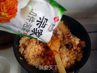 用一碗剩饭可以炒出舌尖上的情调-----韩国泡菜香肠炒饭的做法步骤:9
