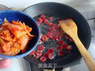 用一碗剩饭可以炒出舌尖上的情调-----韩国泡菜香肠炒饭的做法步骤:7