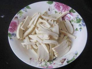 肉丝茶干炒芹菜的做法步骤:2