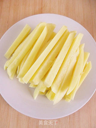 比薯条还好吃的新吃法【口味土豆条】的做法步骤：2