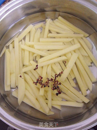 比薯条还好吃的新吃法【口味土豆条】的做法步骤：4