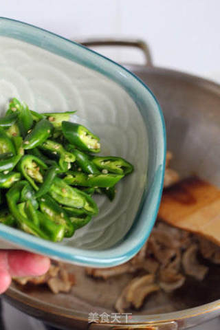 平民菜肴也会让鲍翅黯然失色-----家常辣椒炒猪油渣的做法步骤:3