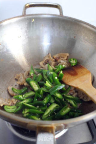 平民菜肴也会让鲍翅黯然失色-----家常辣椒炒猪油渣的做法步骤:4