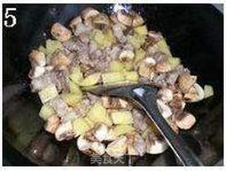 土豆蘑菇烧肉的做法步骤:5