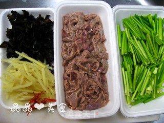 【春节养生】三丝炒猪肝的做法步骤：1