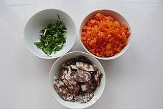 香肠胡萝卜蛋炒饭的做法步骤:2