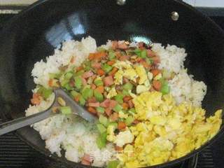 香菇西芹蛋炒饭的做法步骤:7