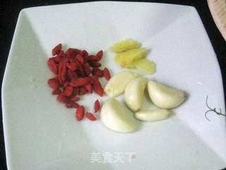 蒜泥凉拌豌豆苗的做法步骤:2