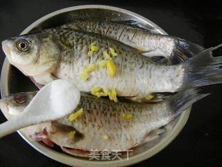 葱熇鲫鱼的做法步骤:2