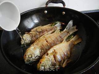 葱熇鲫鱼的做法步骤：6