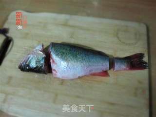 开屏鲈鱼的做法步骤：1