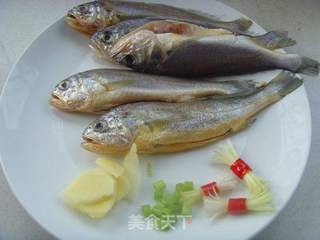 红烧小黄鱼的做法步骤:2