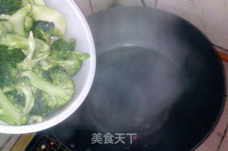 西兰花蟹味菇炖鹌鹑蛋的做法步骤:2