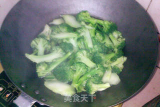 西兰花蟹味菇炖鹌鹑蛋的做法步骤:3