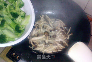 西兰花蟹味菇炖鹌鹑蛋的做法步骤:6