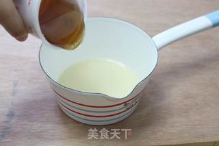 自己在家也可以做奶糖,奶香味十足的花生牛轧糖的做法步骤:2