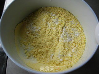 【好吃的早餐自己做】韭菜玉米饼的做法步骤:2