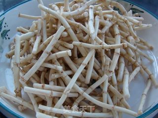 【腐乳凉拌折耳根】过足瘾的重口味组合的做法步骤:2