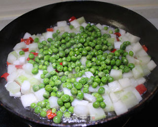 {健康素食}春季减肥菜谱 豌豆炒冬瓜的做法步骤:4