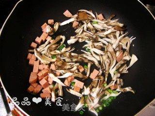 菜饭一锅香——菌菇魔芋菜饭的做法步骤：3