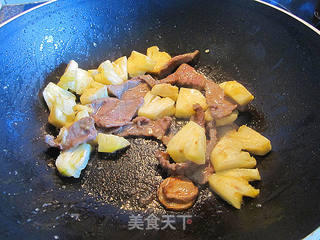 菠萝番茄炒牛肉的做法步骤:4