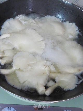 让蘑菇酥脆鲜美的吃法——黄金咖喱炸蘑菇的做法步骤:2